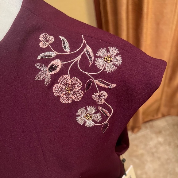 Ivanka Trump Queen plum dress w/beading, size 10. NWT, excellent condition. - Picture 3 of 7